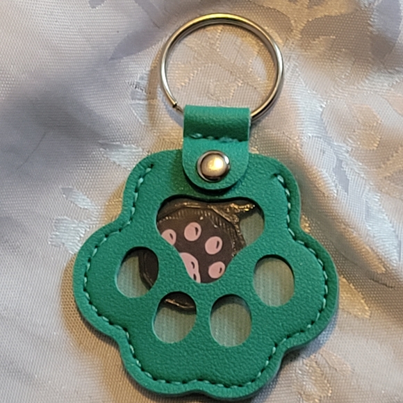 🔮NEW🔮 Paw Print Keychain - Picture 2 of 2